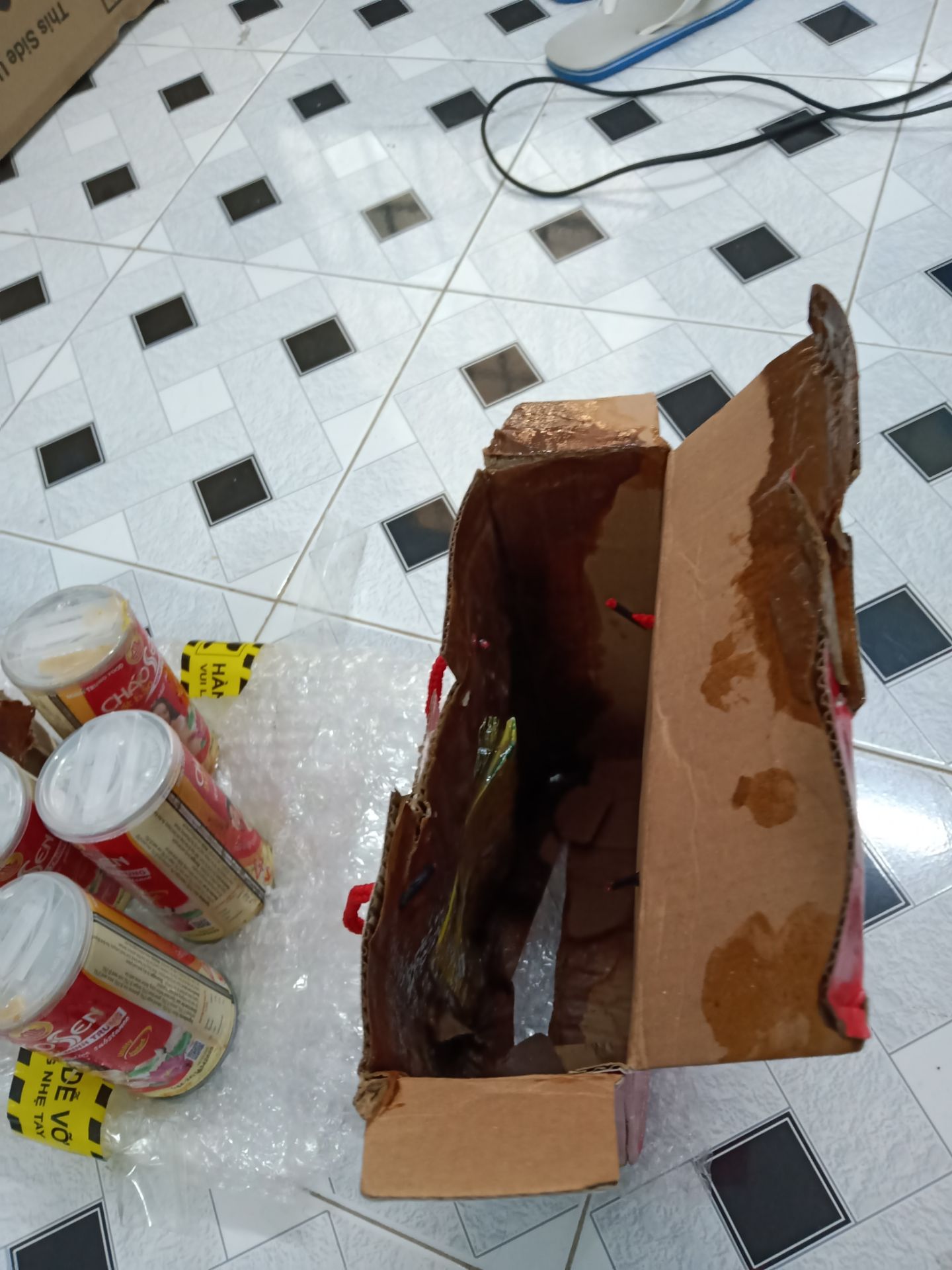 Shop đóng gói hàng có bọc chống sốc bên ngoài nhưng chẳng có tác dụng gì, *** bị bung cháo đổ bầy nhảy ra ngoài, lúc mở ra bốc mùi cực kỳ khó chịu, sẽ không mua lại.