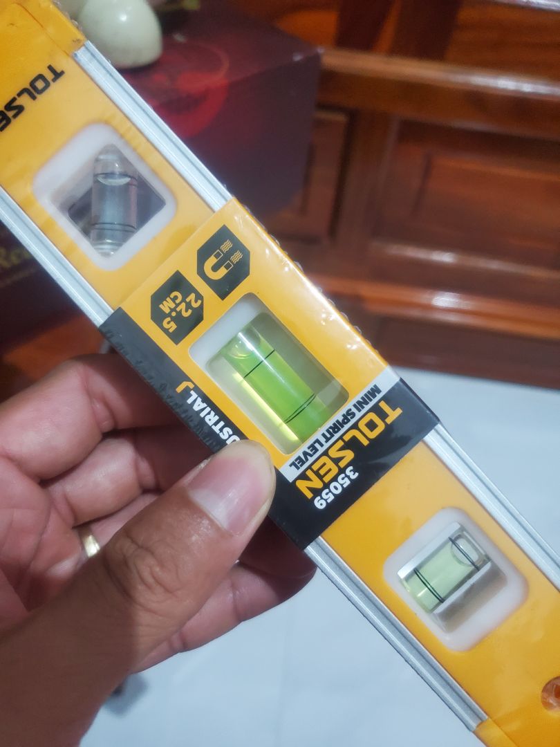 Nước cân đã bay màu, không còn màu xanh như trên quảng cáo. Có thể sản phẩm lỗi hoặc được dùng để trưng bầy lâu năm ngoài nắng dẫn đến mất màu nước bên trong.