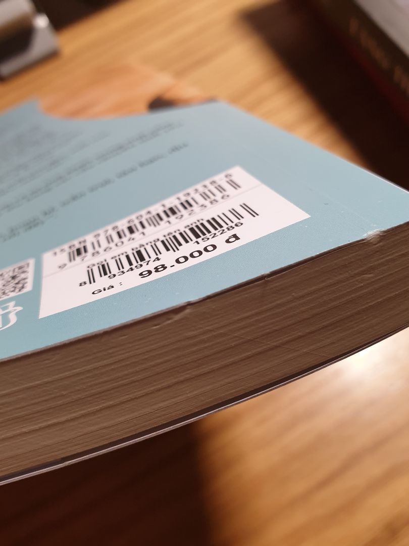 Mình đặt TikiNow, hàng được giao nhanh nên sách không bị vấn đề, phần dưới bìa ngoài thì hơn hằn và móp nhưng không sao, sách vẫn bình thường. Sách giao thì còn nguyên seal luôn. Font chữ khá dễ đọc, chất giấy trơn hơn giấy bình thường nên khá nhẹ và sờ khá thích.