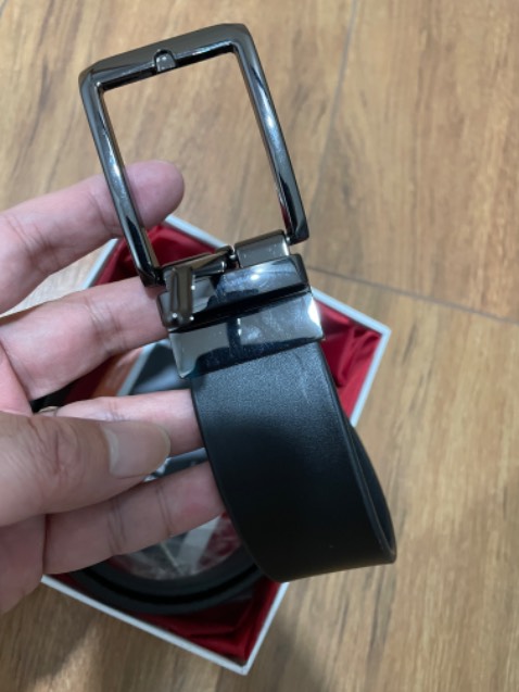 Dây màu đen này bản hơi to nên khó luồn vào mặt khoá. Lắp vào hoặc rút ra đều phải kéo mạnh thì mới được. Rủi ro dùng lâu dài chắc sẽ trầy xước da 2 bên viền. Đề nghị nhà Sx làm dây bản nhỏ hơn chút hoặc làm khoá to ra để luồn dây dễ dàng hơn.