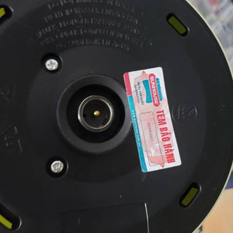 Ưu điểm:
- Màu sắc mint trang nhã, làm đẹp thêm không gian phòng
- Bình đun sôi nhanh, mất khoảng 4phút để làm sôi hơn nửa bình
- Chất liệu lớp bên trong là inox 304 an toàn, đúc liền đáy nên sẽ ko bị rò rỉ nước
- Giá thành phù hợp và cạnh trạnh so với các sp khác cùng loại
Điểm cần khắc phục:
- Nắp bình còn lỏng, khi đậy lại nếu ko để ý nắp rơi mạnh xuống, về lâu dài có thể làm hỏng phần gập, nên khi sử dụng chú ý đậy từ từ
- Phần thân và đế vẫn không khớp hoàn toàn, còn hơi lỏng lèo, có lẽ do cấu tạo về  chiều cao của bình cũng gây ảnh hưởng tới phần khớp này
- Không có vạch để dung tích dù có phần trong nhìn nước bên trong, những cũng còn mờ, chủ yếu thấy đèn led thôi