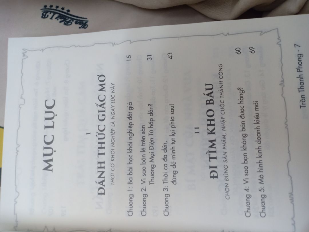 Quả thật, sản phẩm nào cũng anh Phong cũng chất lượng các bạn ạ! Về khâu vận chuyển thì phải nói là bao nhanh luôn, đúng không phụ lòng các độc giả như mình luôn háo hức được cầm trên tay quyển sách mới ra lò của anh ấy!😀😀😀. Về cách trình bày khá đẹp mắt, cũng như nội dung rất hấp dẫn lôi cuốn bạn đọc từ trang đầu đến trang cuối. Quyển khởi đầu bằng ba bài học quý báu và kết thúc bài học thứ ba. (bài học 1: nếu ko có kinh nghiệm thì hãy bắt đầu thật nhỏ; bài học 2: thành công ko bao giờ là mãi mãi, đừng ngủ quên trên chiến thắng!; bài học 3: hãy tập trung vào sản phẩm)