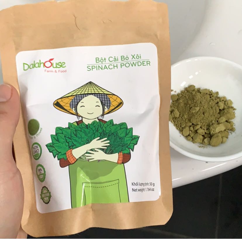 Shop giao hàng date quá cũ, bột vón cục và mất luôn màu xanh, bỏ thì uổng mà lại không dám uống