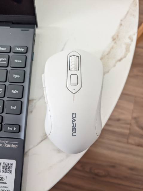 Chuột kết nối tốt như chuột Surface bấm phát máy tính nhận luôn, bấm nhẹ im không tiếng, cỡ khá nhỏ so với tay mình, có hiện %Pin trên máy tính, kết nối bluetooth lướt chuột mình chưa quen lắm tại vì cái dpi nhỏ thì nhỏ quá còn lớn thì lớn quá, màu full trăng rất đẹp đúng chuẩn màu mình thích, rất đáng để mua hơn rất nhiều so với mấy con chuột bluetooth cùng tầm giá