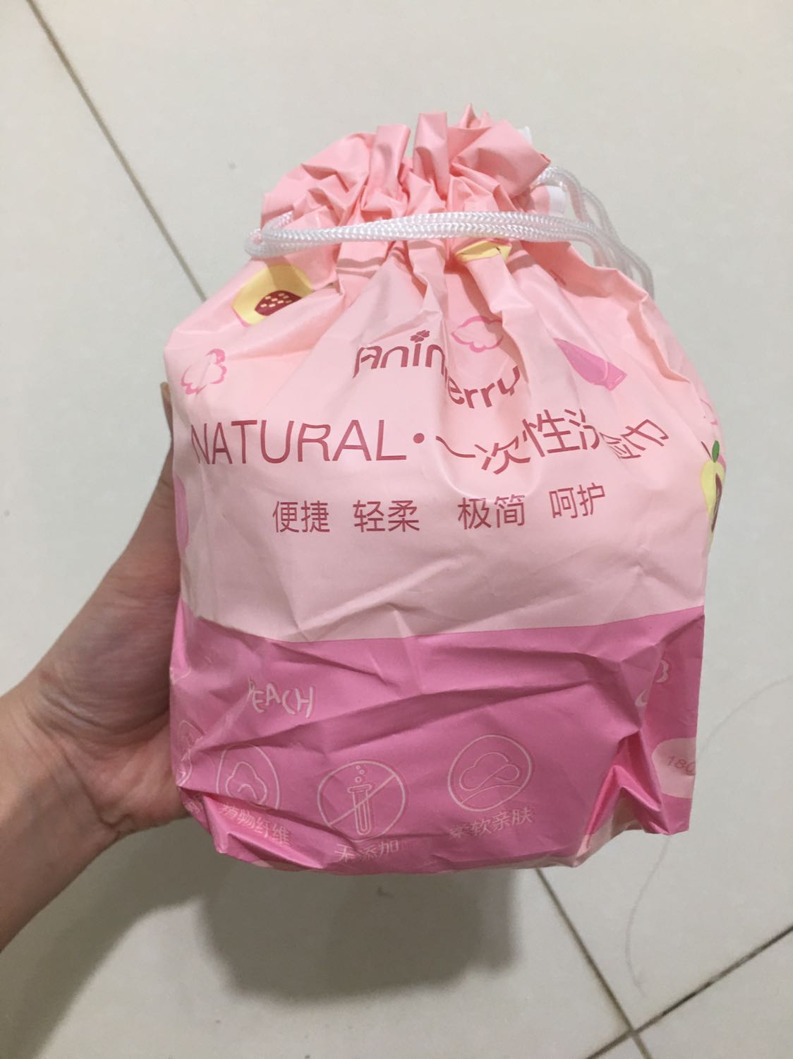 Khăn mỏng nhưng lau cx rất mềm ko quá rát. Nếu vs giá hơn 40k thì mình thấy hơi đắt may mình mua đc lúc đang sale. Nếu ai không bôi kem chống nắng mà lau thì khá rát. Hơi phiền khi phải mất thừoi gian cắt nhỏ ra