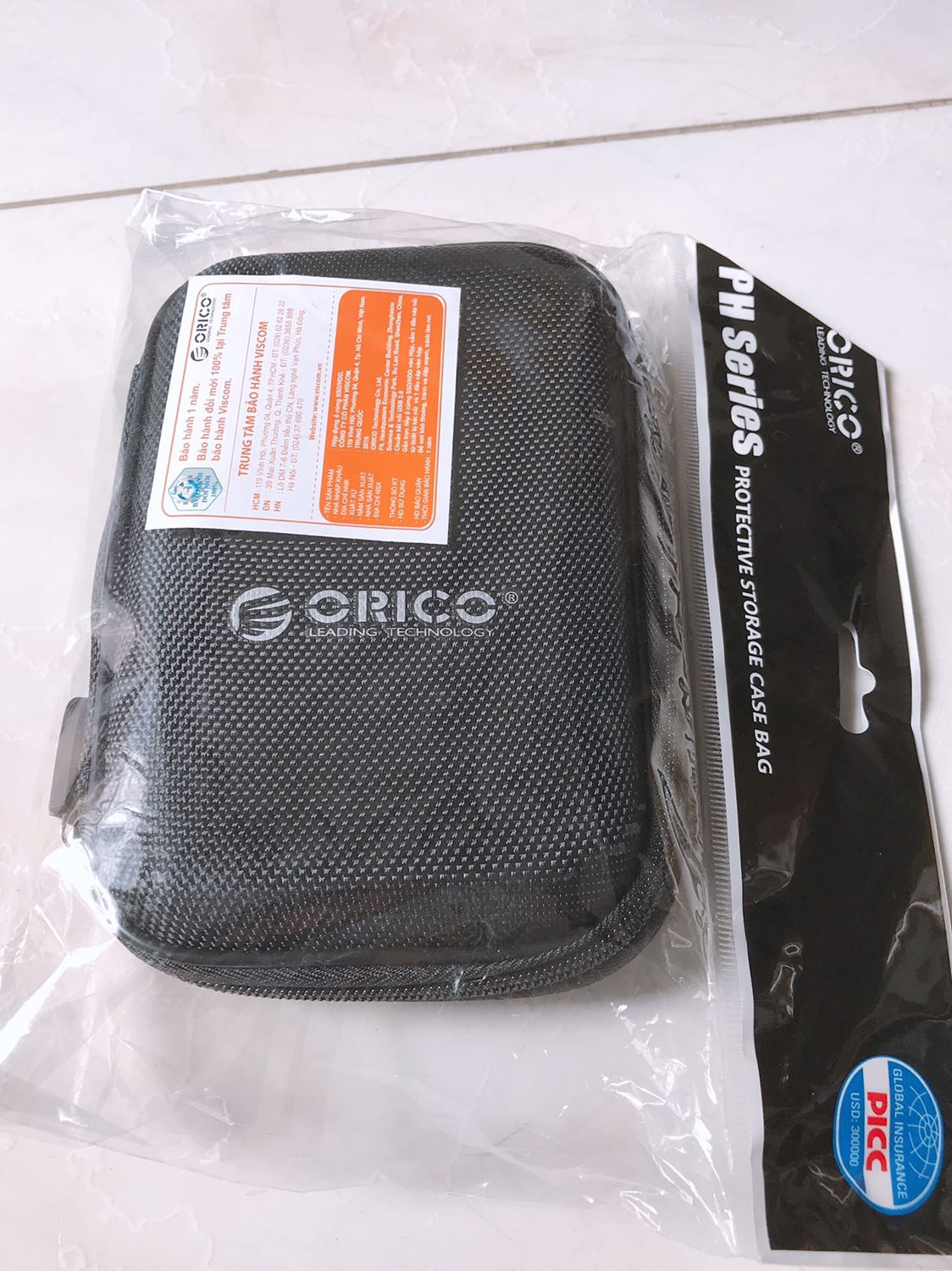 Hộp đẹp, cứng cáp. To hơn mình dự kiến, tưởng chỉ vừa cục sạc dự phòng Anker của mình thôi, không ngờ bỏ thêm được 2 củ sạc điện thoại nữa. Kèm theo cả mớ dây sạc, tất cả vào trong 1, gọn gàng hơn hẳn khi đi làm, đi chơi... Được bảo hành 1 năm nữa chứ ???. Tóm lại là vừa ý