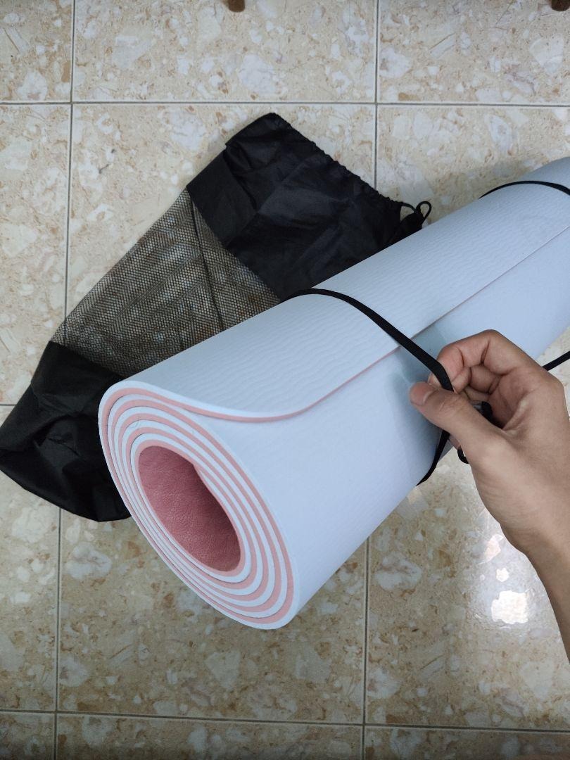 Mình mua lần này là lần 2, sau lần trước mua thử; thấy sp quá tốt nên phản hồi cho anh em biết.
-  Lần trước và lần mua này mình vô cùng ưng ý, vì thảm nhận được rất dày dặn, 2 lớp TPE sắc nét
- Thảm khá êm và bám mặt sàn tốt, nên có gập bụng hoặc gập lưng không bị xô
- Màu sắc có 2 mặt, đều nhám, tuy nhiên có 1 mặt nhám hơn nên để xuống dưới, thì bám chắc chắn hơn.
- Đây là shop duy nhất mình thấy có túi và dây đi kèm, túi đựng tiện lợi khi đi ra ngoài, dây kéo cũng chắc, siết chặt.
- Mình mua thử dùng ok, mua cho bạn gái mình 1 cái màu xanh nữa. đều không bị sẹp, ko bị lún. So với thảm ko có thương hiệu thì tốt hơn hẳn, thảm ko thương hiệu thấy lún lắm, dẫm chân lâu 1 chỗ là không đàn hồi lại bình thường được
- Có nhiều màu sắc chọn lựa, mình thì chọn màu này vì thích màu này và nó sạch sẽ
- Nhìn chung bằng đấy thứ mình rất tâm đắc, thời gian thì giao hàng cũng nhanh nên hôm nay mới ngồi review cho anh chị em được!!! Tìm hiểu ra bên miDoctor này chuyên bán hàng thể thao rất chất lượng đấy chứ!!!

Cho bên này 5*, tiếp tục phát huy