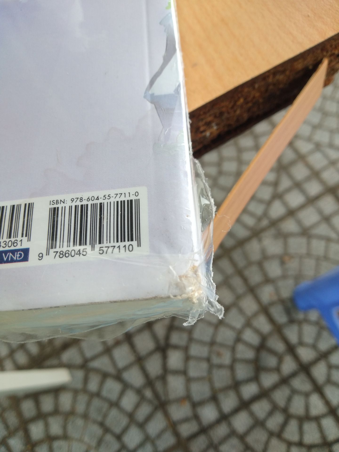 Cẩm Phong sản xuất chưa thất vọng bao giờ, bìa rất đẹp nhưng lỗi ở giai đoạn shipper. Dù cho thời tiết không thuận lợi nhưng những lần trước mưa to bão lớn cũng chưa lần nào đặt hàng tiki mà bị như lần này, đến khi nhận hàng đã rách sách ngấm nước đến cái hộp cũng nát đến không còn hình, mình mua để sưu tầm là chính yếu nên khi nhận được rất không hài lòng, mua 5 quyển hết 3 quyển ước nước nhưng chưa đến nỗi ngấm nhiều, chỉ có 1 quyển hư hại, giờ đổi trả 1 quyển thì cũng mất thời gian nên thôi. Các điểm khác đều tốt, điểm trừ là shipper lần này, có chút không chuyên nghiệp.