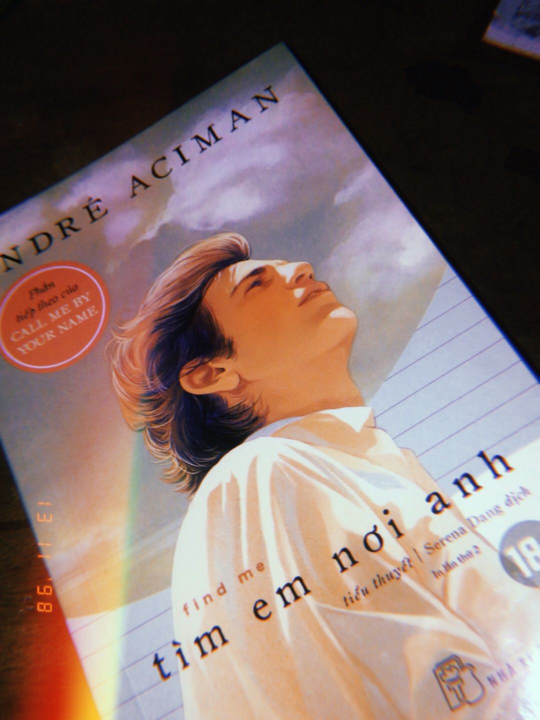 giao hàng rất nhanh
và mèn đét ơi mình chờ cái ngày mà cầm nó trên tay lâu lắm rồi.mình mê những câu chữ của andree aciman để lại trên từng trang chữ, nhưng cái cảm giác về một nước ý thơ mộng và mùi hương sảng khoái mà *** me by your name không còn nữa. mình chẳng thể nắm bắt nổi, nhưng điều khiến mình lấn cấn ở chỗ, serena dang dịch chẳng bằng nhật khoa. hoặc có thể do andre chẳng còn gây ấn tượng cho mình sau CMBYN nữa. 
hơn thế là, nét chữ cùng sắc đậm của chữ cũng được đậm dần, nó tạo mình cảm giác mới lạ, nhưng nét đậm phần cuối ấy thật sự khiến mình nghẹt thở. 

nhưng để mà nói, find me vẫn là một thứ gì đó đáng thử.