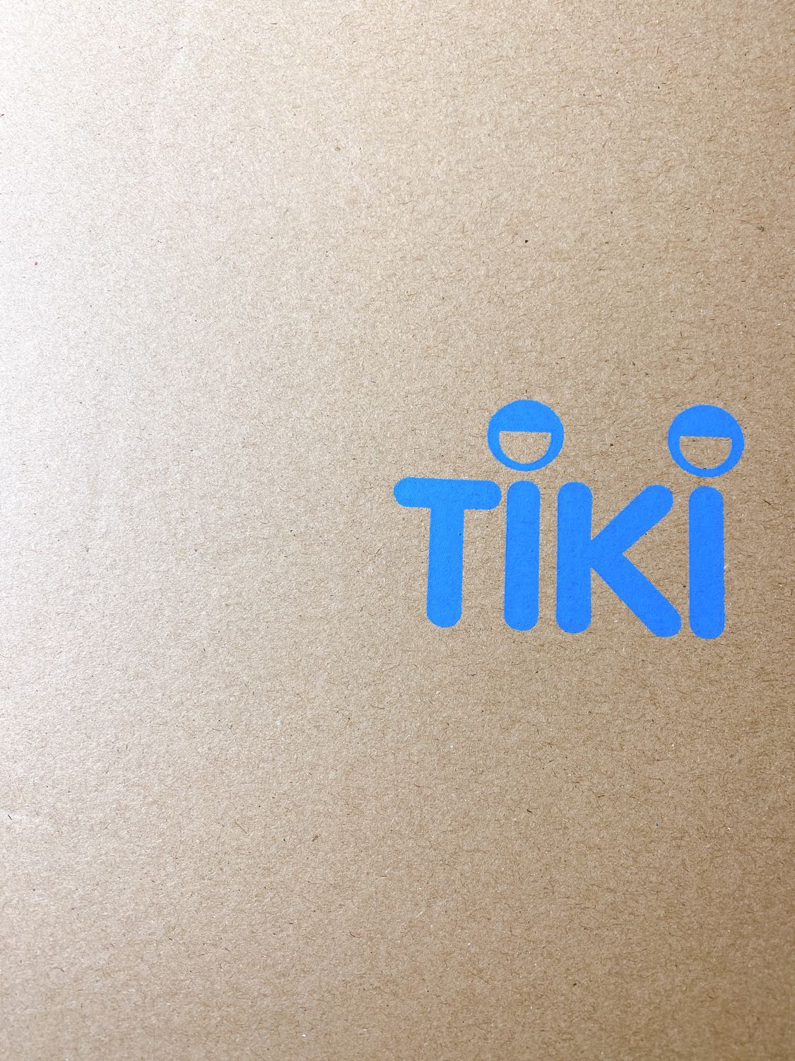 Giao hàng nhanh. Đóng gói cẩn thận. Được tặng kèm quyển sổ nhỏ đáng yêu (tiếc là quyển sổ bị in lằn mấy trang đầu) Nhưng cũng cảm ơn shop nhiều.  Sách tô màu của tác giả Kulzsc thì đáng yêu khỏi bàn rồi. Sách nguyên vẹn, không bị tì vết gì.