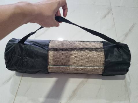 Thảm dày, êm. Tuy nhiên do cuộn lâu ngày nên lúc trải ra phải nằm giữ lâu để thảm thẳng