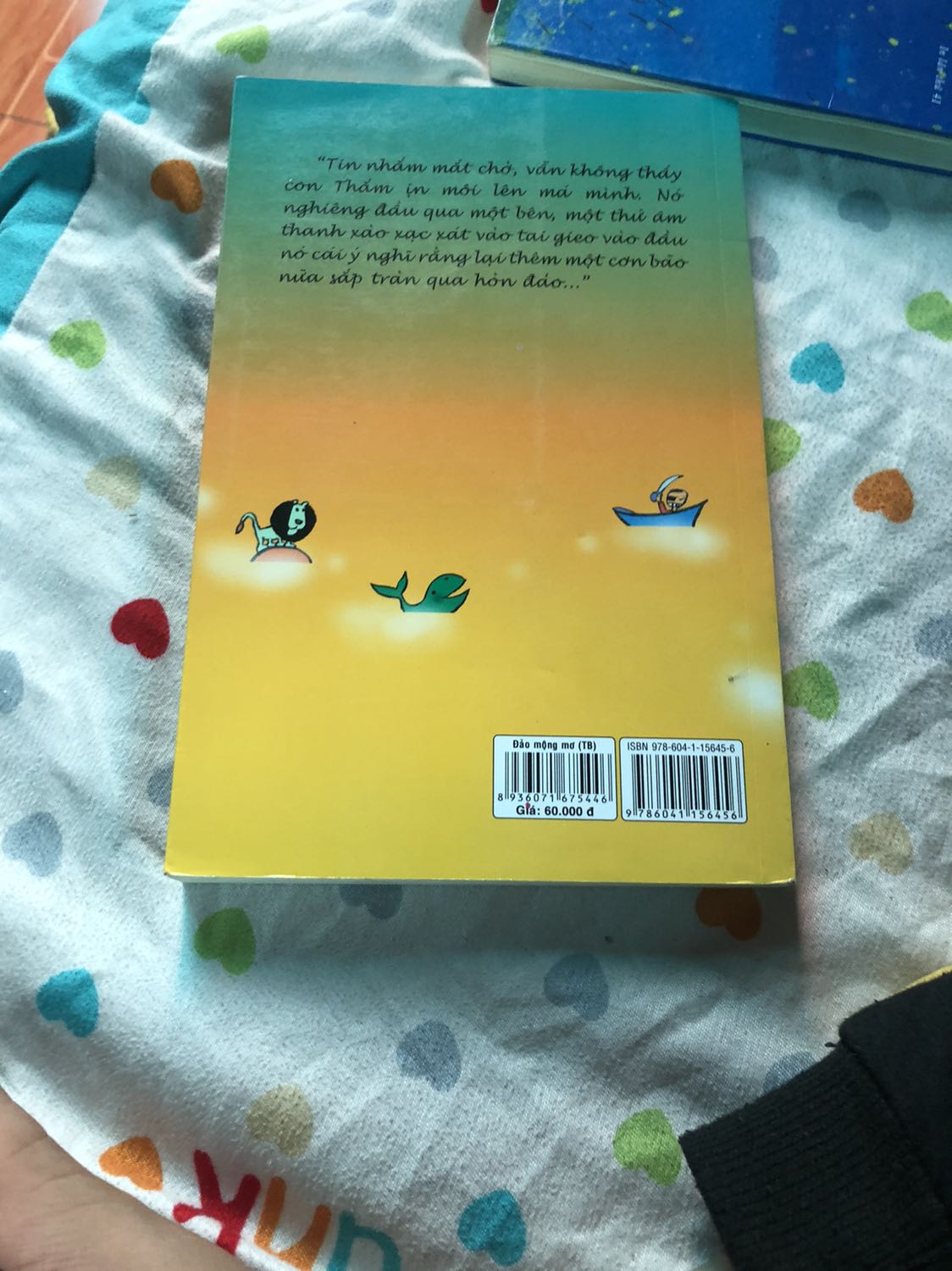 Tin nhắm mắt chờ, vẫn không thấy con Thắm ịn môi lên má mình. Nó nghiêng đầu qua một bên, một thứ âm thanh xào xạc xát vào tai mình