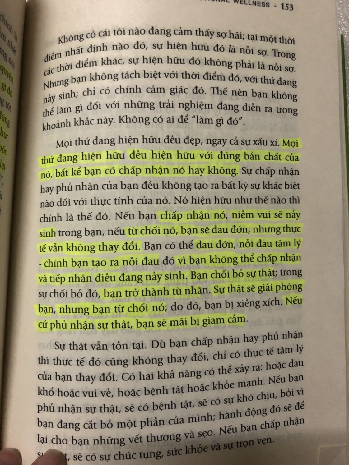Đây là lần đầu mình đọc sách của Osho. Giọng văn khó đọc, nặng đầu, buồn ngủ là những gì xảy ra với mình ở những trang đầu tiên. Nhưng mình vẫn cố gắng đọc thì những trang sau lại vô cùng cuốn hút, những triết lý của tác giả như khiến bản thân mình được khai sáng. Niềm vui - nỗi buồn, hạnh phúc - khổ đau,... đừng cố gắng phủ nhận hay phán xét chúng. Hãy quan sát những gì đang xảy ra bên trong chúng ta, những cảm xúc đó là gì?; chứng kiến nó trôi qua, chấp nhận và tiếp nhận chúng như vốn dĩ chúng phải là như vậy, học cách chuyển hoá thay vì chối bỏ, kìm nén chúng.
Tiki giao hàng nhanh, đóng gói tốt, sách đẹp. Mình hoàn toàn hài lòng.