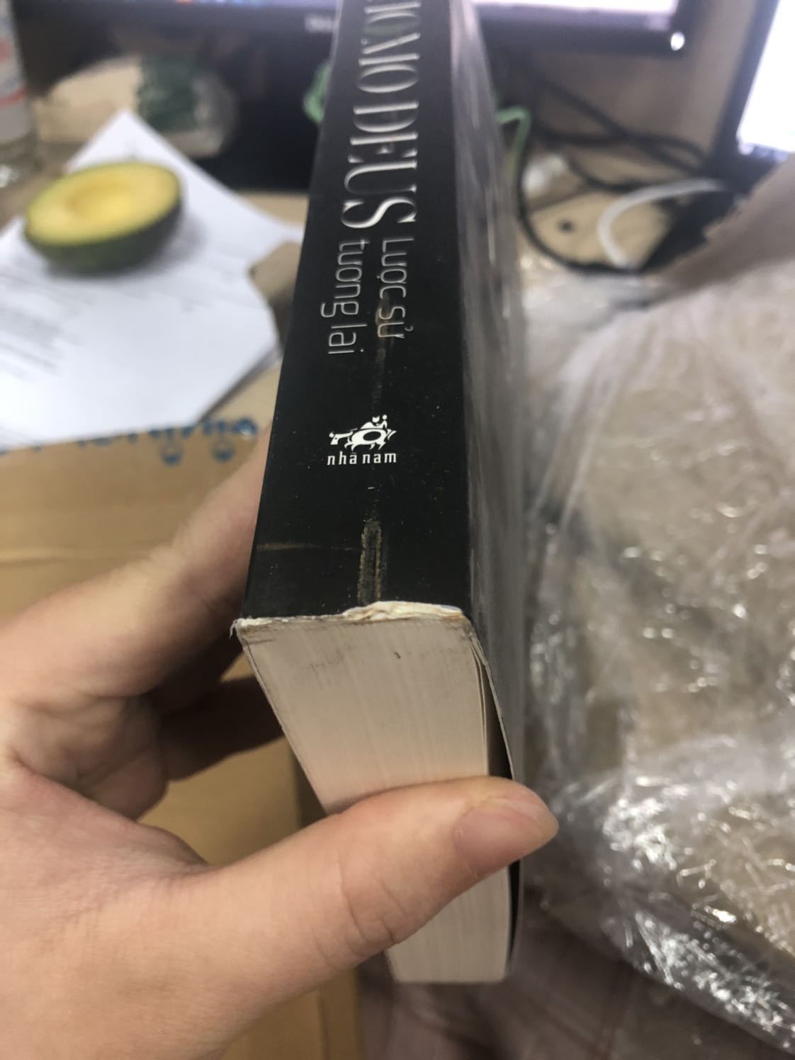 Vô cùng thất vọng!
Mình đặt quyển sách này của Tiki, khi nhận dc hàng thì vô cùng hào hứng mở ra hít hà mùi thơm của sách mới nhưng không! Khi mở ra là cả bầu trời thất vọng và bực mình! Tiki Ship cho mình quyển sách ko dc bọc giấy bóng, cả bìa sách trước sau bị xước toàn bộ. Gáy sách thì nát và bẩn, Không còn từ nào để miêu tả! Quá thất vọng!