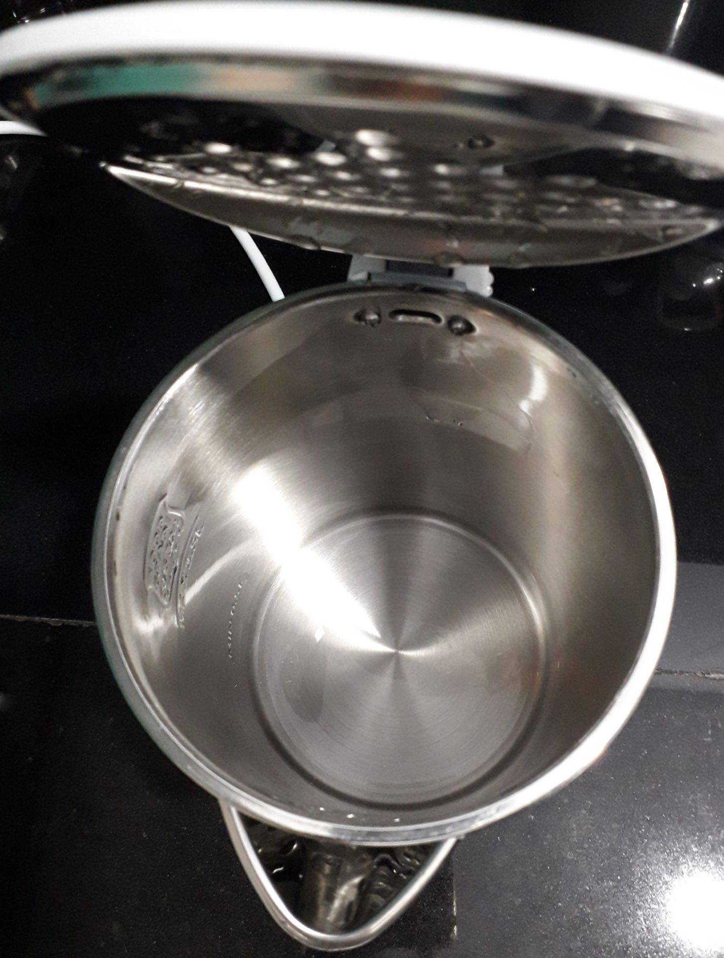 Bình đẹp. Có 2 lớp nên giữ nhiệt lâu hơn so với bình 1 lớp. Bên trong inox nguyên khối. Nắp bình mở to, dễ chùi rửa. Nhưng mở nắp 1 phát là cái nắp bung ra hết cỡ, ko mở góc 45 độ được, ko bik có phải lỗi ko nữa.