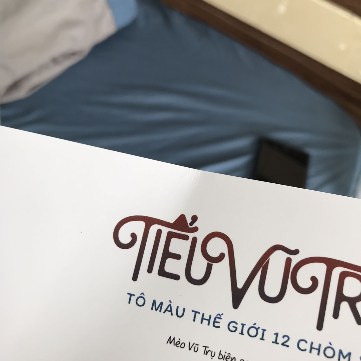 Giao nhanh, đúng hàng nhưng đóng gói sơ xài. Mở ra cuốn sách cong vèo ? Chất liệu in kh tốt lắm bị dính sang trang hết !!!