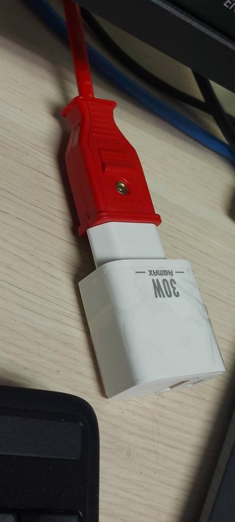 Tiện lợi khi dùng để kéo dài dây cắm điện mà không cồng kềnh như khi dùng ổ cắm kéo dài loại nhiều chân cắm. Loại này dùng cho chân cắm tròn thì ổn hơn, chân cắm dẹt thì hơi lỏng lẻo.