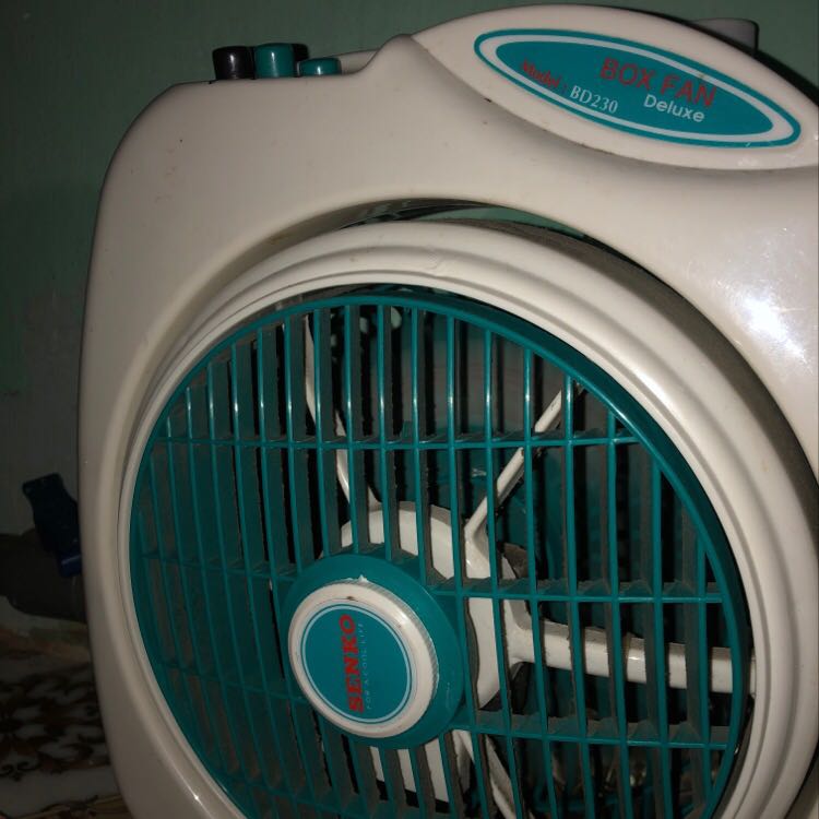 Từ ngày mua cho đến tận hnay mình mới đánh giá! Shop bán quạt bị lỗi cho khách. Cánh quạt nhựa bên ngoài ko xoay nên khá nóng! Lúc vui thì nó xoay đều ko vui thì dù cho có làm cách nào cũg ko chịu xoay....  khá bât mãn lần đầu cũng là lần cuối mua hàg của shop