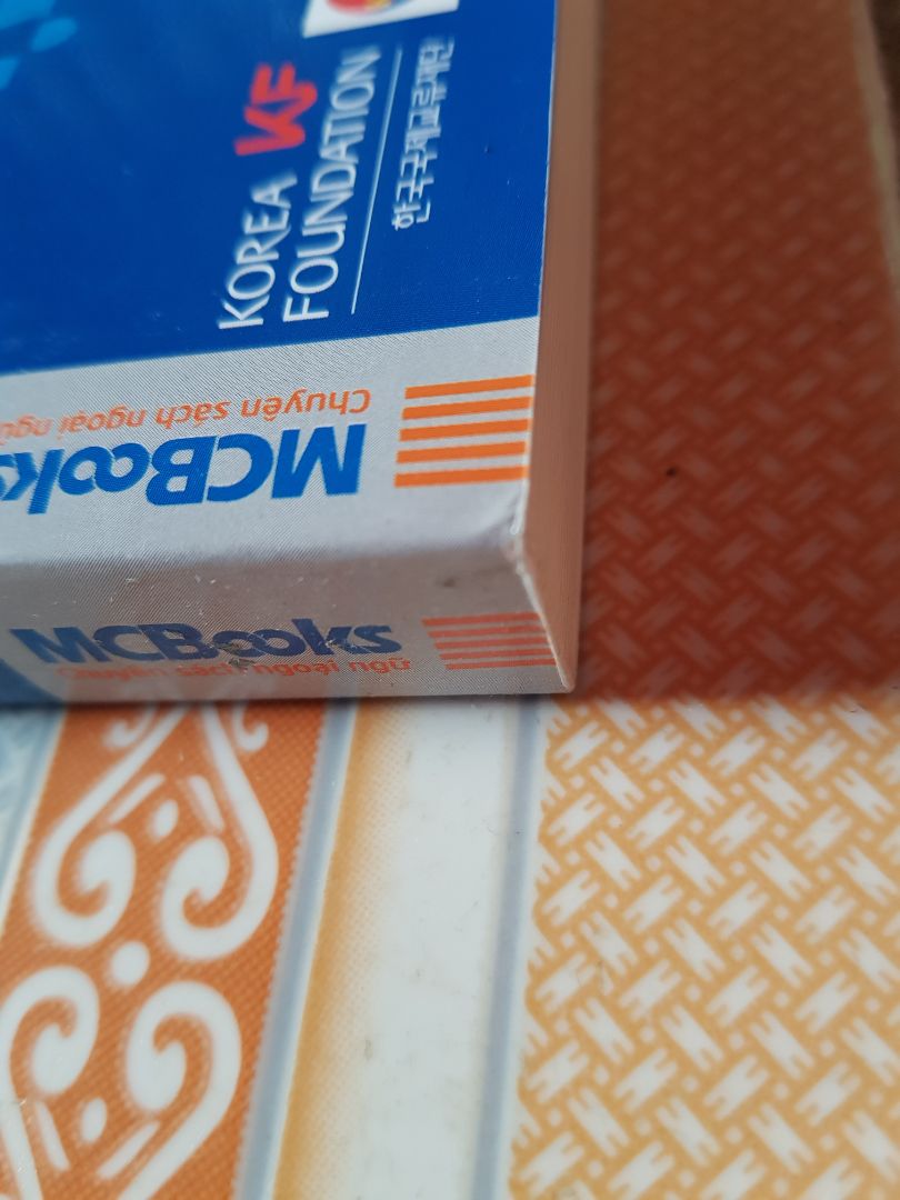 giao hàng nhanh sách không bị nhăn mới như chưa được lật ra nhưng mà sách bị dơ và trầy xước bên ngoài góc thì bị bung nhẹ và vài trang chữ sách bị mất hoặc mờ mong sẽ được cải thiện lại