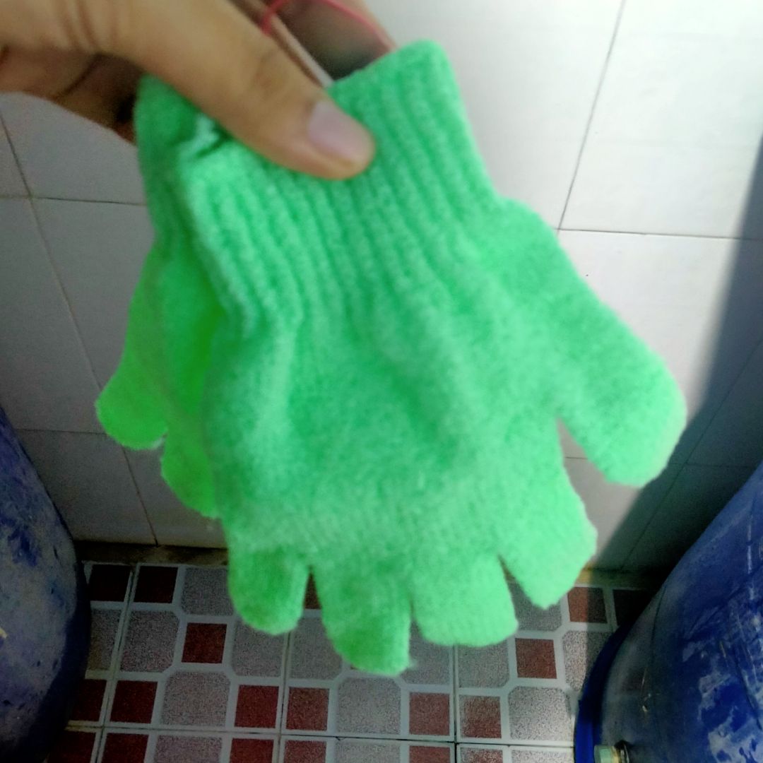 chà nhẹ nhàng, thích hợp cho những vùng khó kì như mông, lưng, cổ nên kết hợp kì với xà phòng than tre nha bao mịn
có một tip nữa để treo dễ trong phòng tắm là buộc với cọng dây thun treo lên cho dễ mau khô chà nhẹ nhàng, thích hợp cho những vùng khó kì như mông, lưng, cổ nên kết hợp kì với xà phòng than tre nha bao mịn
có một tip nữa để treo dễ trong phòng tắm là buộc với cọng dây thun treo lên cho dễ mau khô