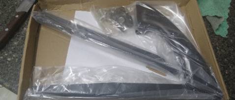 Bị thiếu mất một ốc vặn cho phần cố định màn hình vào chân gắn. Hơi hơi buồn.