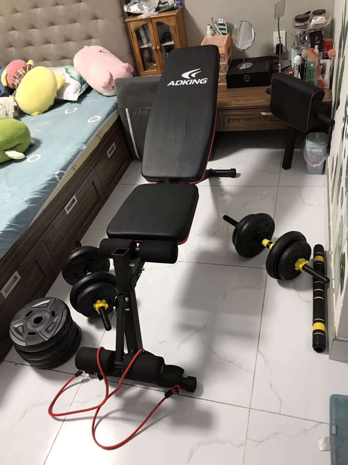 Tiki giao trễ, nhưng có gửi *** thông báo.
Hàng đóng gói 2 lớp cẩn thận, bánh tạ bọc từng cái luôn, rất ok. Tạ và đòn bọc rất êm, cầm thích tay.
Trong thùng có tặng kèm 1 bộ bao tay.
Mình mua ghế tập đa năng trên tiki luôn, vậy là đủ bộ luyện tập tại nhà mùa dịch.