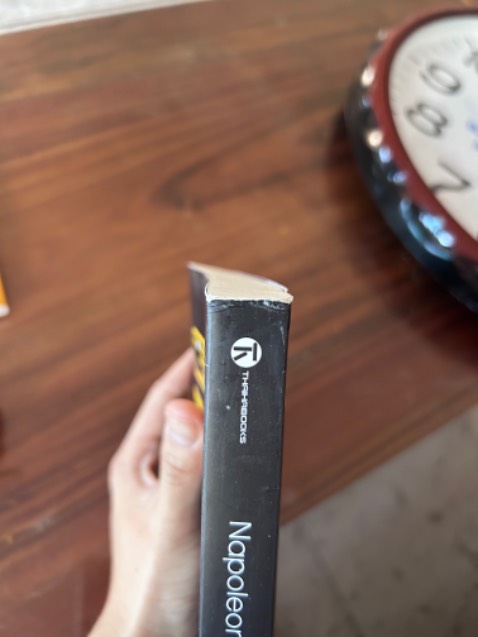 Điểm cộng: Giao hàng nhanh, người giao hàng lịch sự. Điểm trừ: Gáy sách bị rách, bìa bị cong vênh, nhiều bụi. Bên trong sách chất lượng tốt