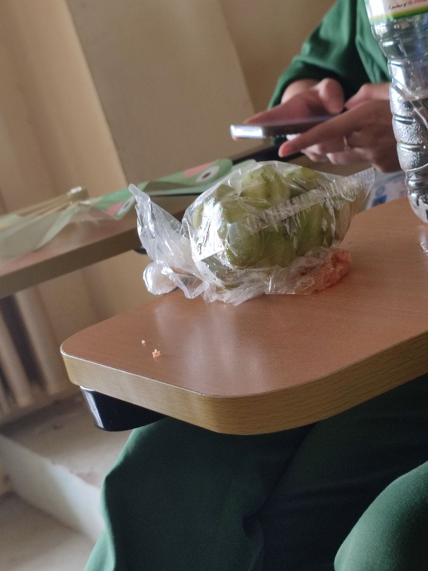 TÂY DU KÝ _ Trọn bộ 4 tập - Thụy Đình dịch , Chu Thiên hiệu đính - NXB VĂN HỌC 1988 , 2052 trang , khổ 13×19cm
 
Sách đóng lại bìa cứng , bìa tập 1 hơi sờn chút , trang mục lục tập 3 bị rách chút riềm , ruột .  Sách đã xén 3 cạnh cho mới.  Còn lại tốt. 

600k/4 tập