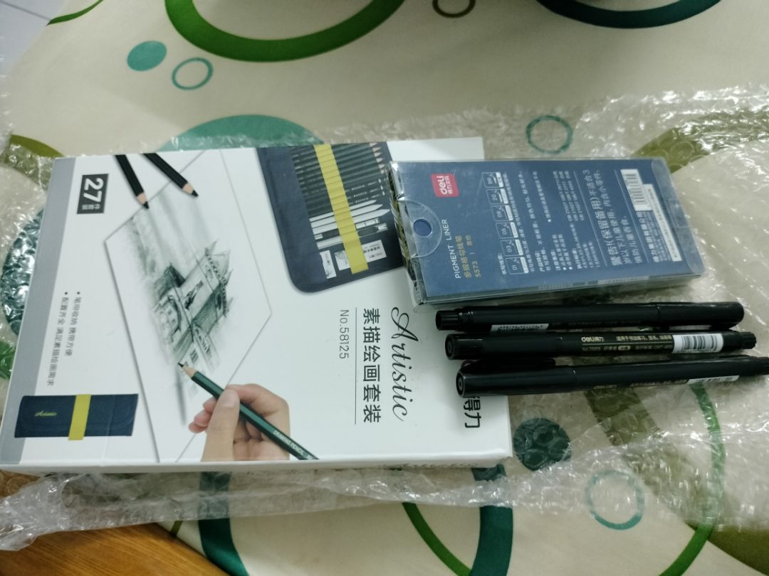 Lỡ quẹt tay xoá mất cái bình luận tâm huyết, tức ói máu nha Tiki. Sản phẩm có những món gì đều đã được liệt kê rõ ở phần thông tin sản phẩm và hình của nhà cung cấp và mình hài lòng vì nhận được đúng sản phẩm đã mua. Về phần bút chì: ở trạng thái "nguyên vẹn" chỉ chờ người mua gọt theo ý thích, số lượng 4b và 2b chiếm số cao và không có 7b nhưng mình không bận tâm lắm vì đó là 2 loại mình sẽ dùng nhiều nhất :-) ngoài ra còn có 3 cây bút chì than mình đoán là từ nhạt đếm đậm hoặc độ dày của đường nét. Gôm có 2 loại là gôm trắng ngà cứng thường thấy và gôm nhào nặn hình dạng theo chủ đích của người dùng. Thế đấy, mình rất hài lòng. Yêu Deli, hihi.