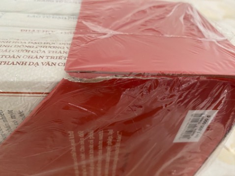 Sách bản đặc biệt mà đóng gói sơ sài, chỉ một tờ giấy mỏng , k chèn lót gì. Sách bi rách khung bao ngoài, chắc giảm giá nên vậy,