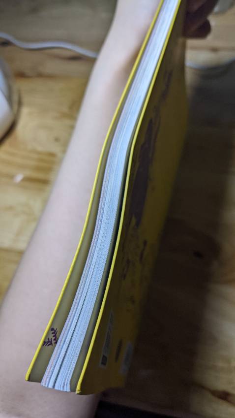 Khi nhận hàng sách không được bỏ vào hộp mà chỉ được gói với giấy xốp. Sách bị cong và gãy, nhìn rất khó chịu. Không biết là do sản phẩm hay do khâu vận chuyển, đóng gói. Tệ thật sự. Chán thiệt.