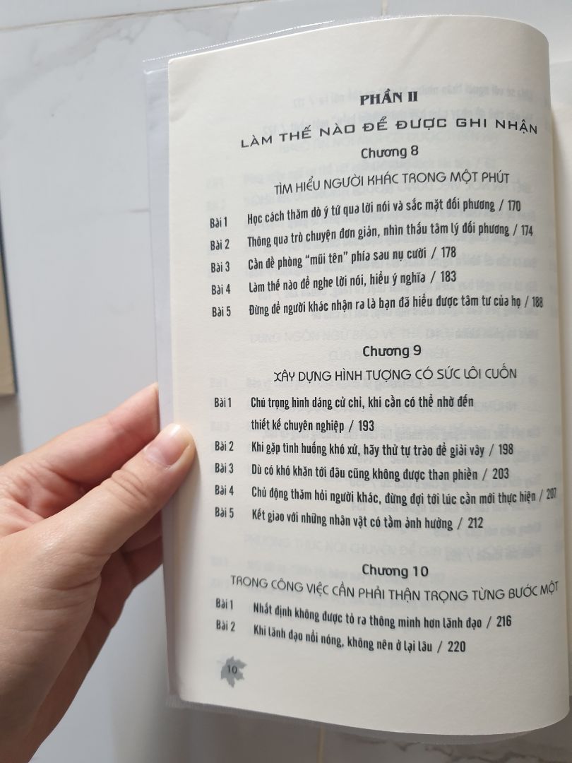 Mép sách hơi cong. Giao hàng nhanh