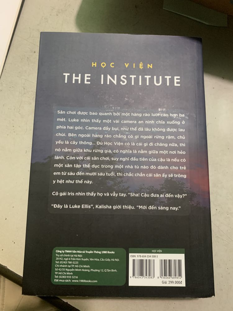 Cuốn đầu tiên của bác Stephen King mà mình đọc. Phải nói là nd của nó vô cùng xuất sắc. Một thế giới fantasy đc tạo ra hoàn toàn bằng trí tưởng tượng. Tiểu thuyết kinh dị kịch tính, ám ảnh nhưng vẫn đậm tính nhân văn. 
Mình mua giá 130k hội sách cuối năm mn có thể tham khảo