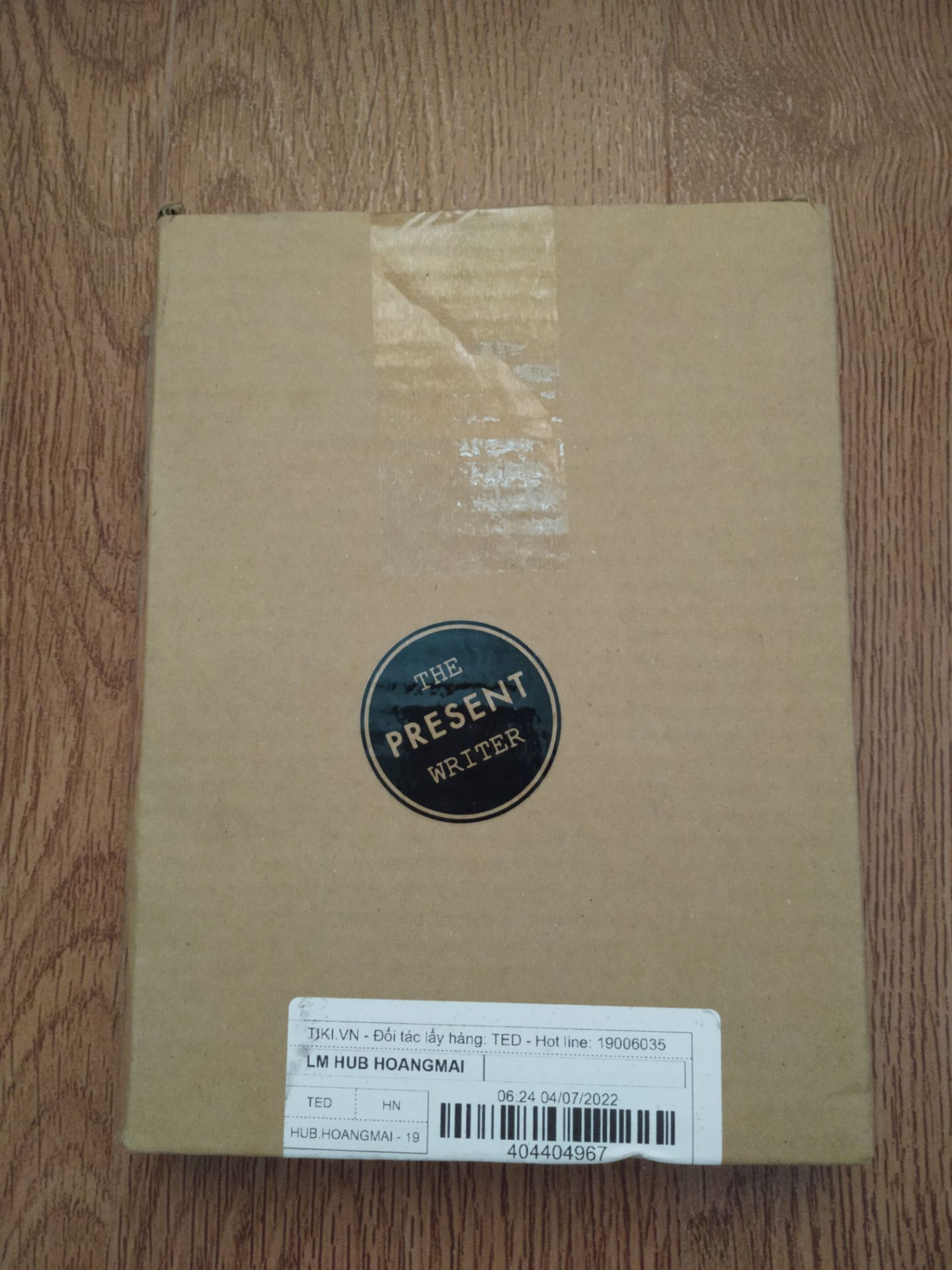 Mình tình cờ biết cuốn sách này qua một bài viết trên trang The Present Writer của chị Chi, nên đã đặt mua vì mình cũng đang có ý định thực hành Chủ nghĩa tối giản. Sách được đóng gói rất tốt và cẩn thận, tuy nhiên mình cũng chưa đọc nên cũng chưa có ý kiến gì thêm. Nói chung là mình rất hài lòng về lần giao sách này.