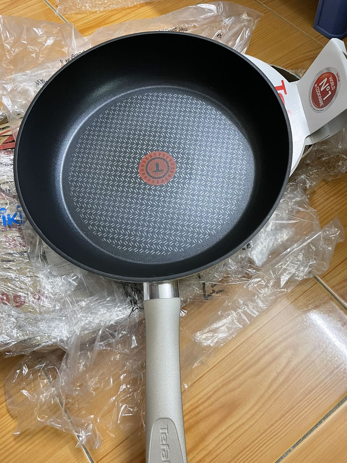 Chảo được giao nhanh,đóng gói khá cẩn thận.Chảo có vệt xước nhỏ nhưng chấp nhận được.Nhà mình dùng dòng chảo này rồi nên tin tưởng chất lượng và mua khi có nhu cầu.Giá cuối mua chảo này cũng khá là tốt 320k gì đấy