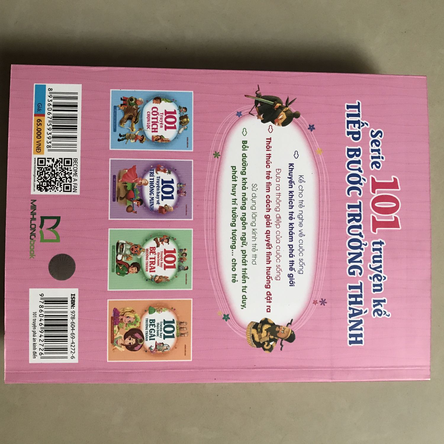 Sách là từng mẩu truyện nhỏ, chữ to, có hình, bé đọc dễ. Sách đẹp