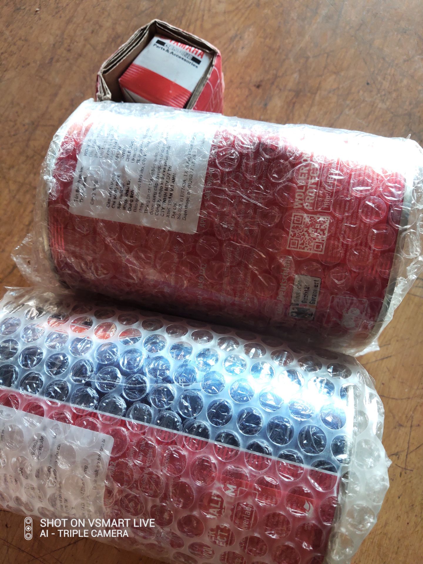 sp tốt.nhưng đóng gói,hoặc do vận chuyển,2 ***,bị móp 1 ***.