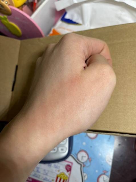 Đóng gói hàng chắc chắn đẹp. Shop có tặng thêm gương mini cực xinh. Màu mùi thơm nhẹ. Chất lỏng dễ tán. Ai muốn đậm thì chấm nhiều chút. Lần khác sẽ ủng hộ shop tiếp