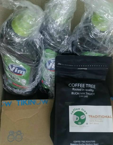 Về hàng hoá, sẽ đánh giá sau vì mới mua dùng lần đầu.
Về đóng gói, Tiki đóng hàng cẩn thận. Thùng hàng có giao kèm sp tẩy rửa khác, nhưng được dán và bọc nilong kỹ lưỡng, nên không ảnh hưởng đến túi Cafe.
Sp đóng gói túi zip kéo và có van 1 chiều như miêu tả.
Về nhân viên giao hàng, thân thiện và lịch sự.
Hàng hoá được giao nhanh chóng sớm hơn dự kiến (là thứ 2 tuần sau), sáng (khoảng 9g30) đặt là chiều cùng ngày giao.