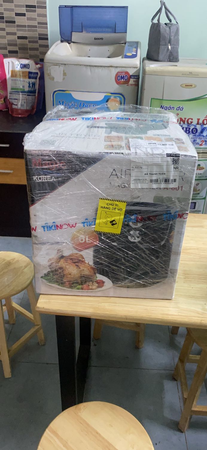 Nồi đẹp, to hơn bình nước 20l mng nha. Trước khi nấu mình làm theo đúng hướng dẫn của hãng: rửa bằng nước cho sạch, khô rồi bôi lớp cà phê sữa vào nồi, hit nhiệt nóng chút trong 5p (mình tự set 80 độ), xong đâu đấy rửa lại với nước rồi để khô. Sau dùng nướng thịt chả có mùi nhựa, sơn gì hết. Lúc nấu quạt gió kêu hơi to nhưng cũng chấp nhận đc. Mình nướng thịt như hình, set 200 độ 15 phút xong phải lật mặt và nướng thêm 10 phút nữa thì mặt dưới mới vàng mng nhé. Nồi này phải lặt mặt ý mới vàng 2 mặt được, k biết nồi các hãng khác thì sao. Thịt nướng xong ăn bì giòn, thịt vẫn ngọt ngon. Nói chung okela lắm ạ 👍