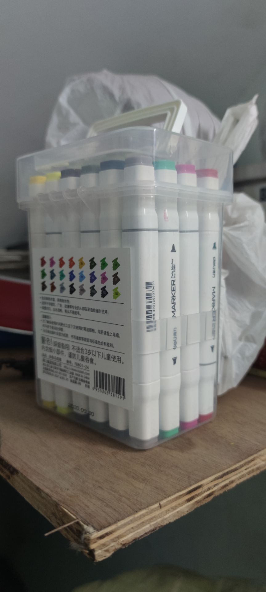 hàng chính hãng giao nhạnh - hợp lý :) tiki là có hóa don lun nên gửi hết về cty thanh toán dc ...co hoa don ngoài thường chờ lâu quá ^^