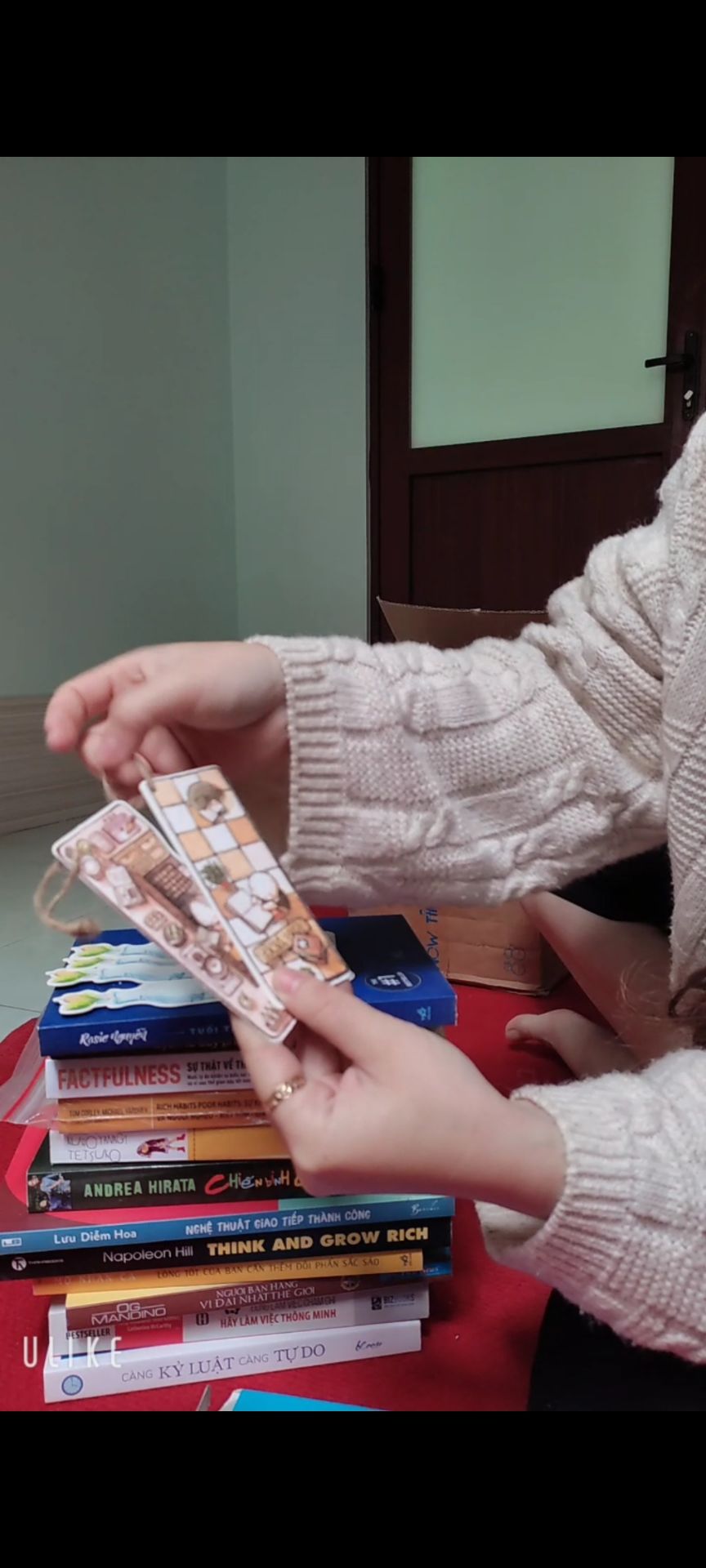 mua nhiều đc tặng Flashcard với bao lì xì, chưa đọc nên chưa biết nội dung hay không nhưng đọc phần gthiệu thấy nội dung ổn, bìa với giấy ok mà có vài cuốn không còn tem bọc sách mới nên xước qtqđ như để cũ lâu lắm  r ( nhưng giá cả sale nên ko đòi hỏi nhiều, bn nào quý sách như vàng thì nên cân nhắc) , điểm trừ là đóng gói qúa tệ ,lúc nhận cái kiện hàng mà hết hồn ,nó te tua móp méo bong keo gần như sắp rơi sách ra ngoài r!! khách hàng bỏ tiền ra mua sách chứ ko phải xin ạ nên mong shop cân nhắc cẩn thận khi đóng gói vì mình đọc thấy nhiều bạn nhắc shop vđề này r mong shop cải thiện. Mong shop thông cảm cho mấy lời góp ý của mình, c.ơn shop đã đọc