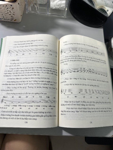 Sách k còn seal. K có chống sốc, bọc màng nilon rất sơ sài. Sách nhận về tay gáy và góc sách nhăn nhúm. Về nội dung chưa nhận xét vì chưa đọc.