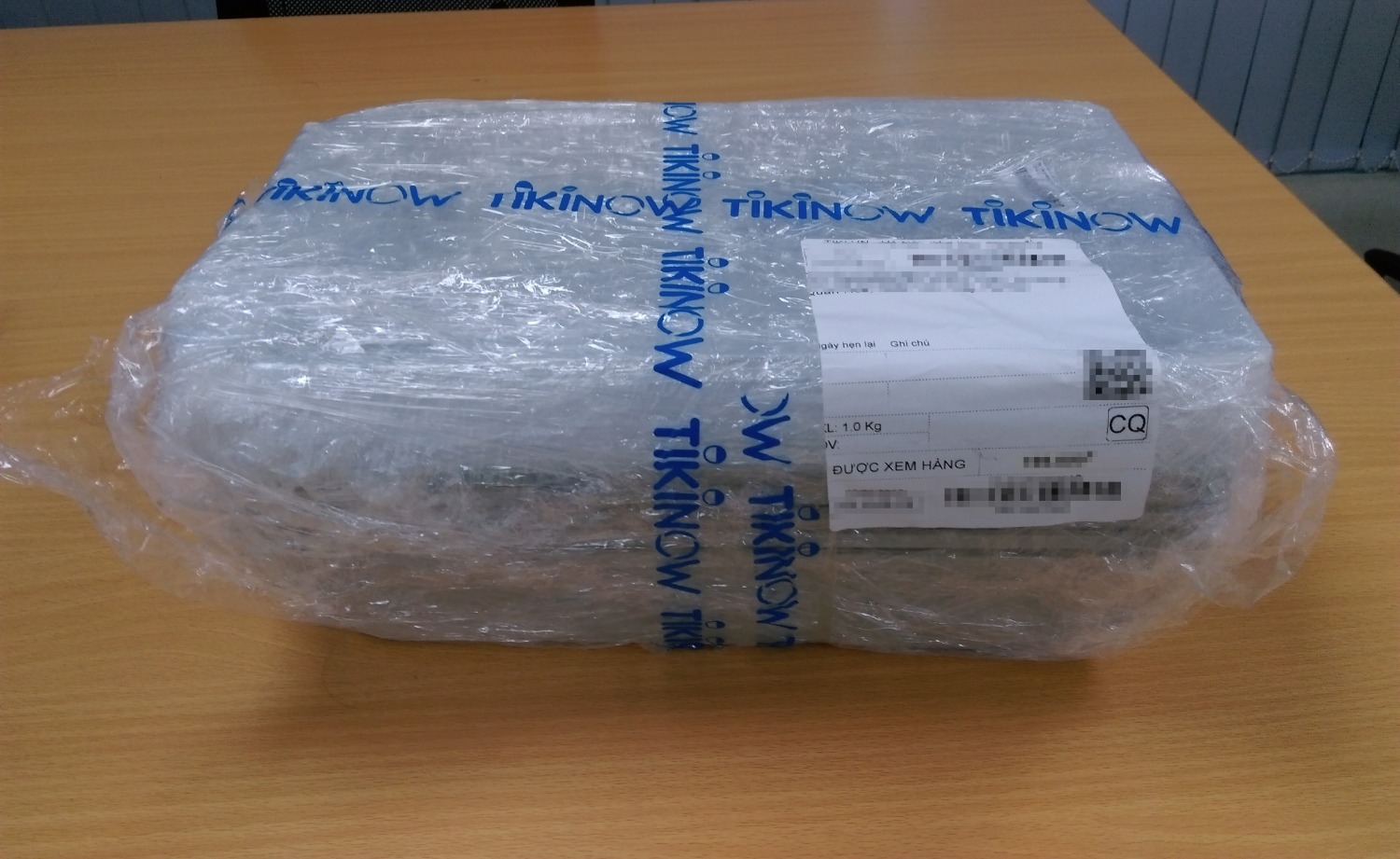 Tiki giao hàng nhanh hơn dự kiến. Đóng gói sản phẩm cẩn thận. Sản phẩm dày dặn, đựng giày thoải mái (trong hình là giày thể thao nữ size 38).
Khi lắp ráp hộp nếu tay hơi yếu thì khó lắp, vì khi ghép 2 phần (trên, dưới) với nhau cần tốn chút sức.