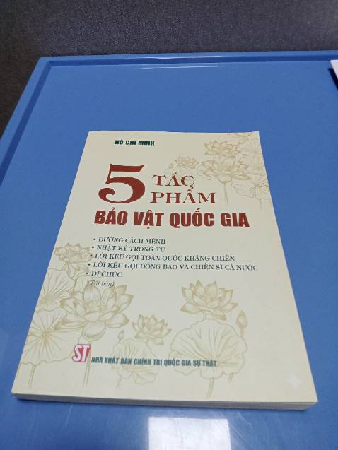 Sách in đẹp, nội dung thì là "Bảo vật quốc gia" không có gì phải bàn cãi. Tiếc là sách bị rách một phần gáy trong quá trình vận chuyển, nhờ nhà sách đóng gói giúp kĩ hơn. Xin cảm ơn nhiều.