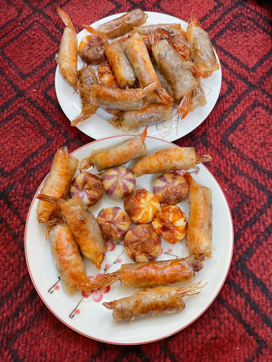 Thấy nhiều người chê mình liều thử mua. Ko ngờ ship nhanh khủng. Đúng giờ. Bọc cẩn thận. Nhận được Nồi bóng loáng, màu đỏ tuyệt đẹp. Ko bị xước gì. Nguyên đai kiện. Tem, bảo hành chính hãng luôn. Và đây là tác phẩm đầu tiên. Giảm nhiệt chút thì mặt trên ko vàng ruộm. Nhg mà ăn rất ngon và thơm phức nhà luôn. Mình để phía ngoài bếp nên máy êm thích lắm. Vote 10 sao luôn nhé