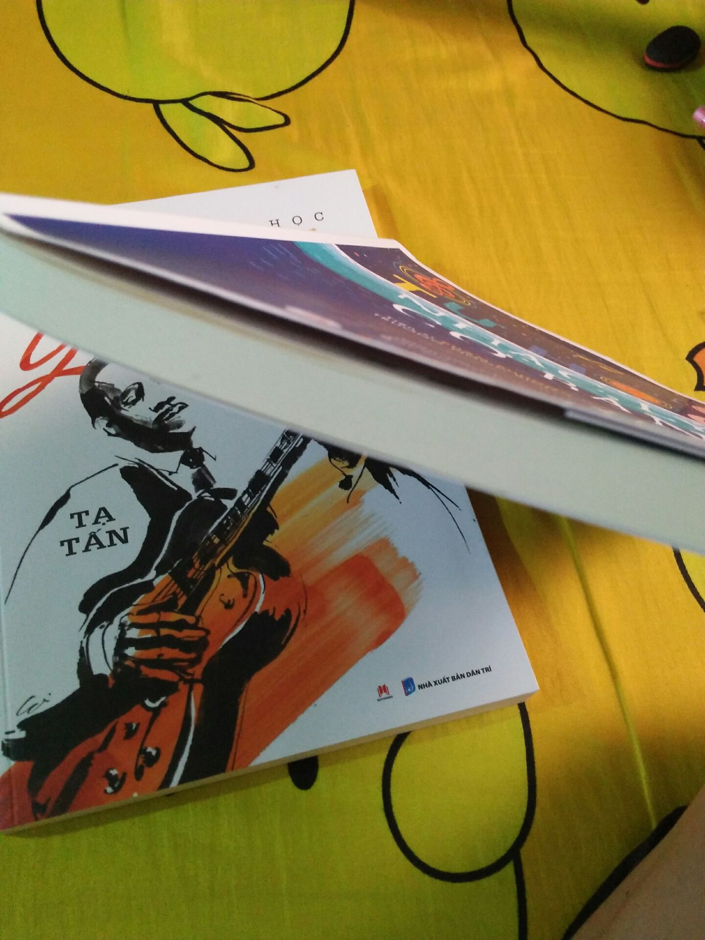 Sách tốt,đẹp👍👍dễ hiểu mong là mình có thể học và nhớ hết nhạc lý trong cuốn sách này có bài tập nữa rất tốt...nhưng tgian giao hàng lâu quá cả 1tháng mới có mong tiki xem lại,gói hàng dễ hư sách lắm.Mn nên mua sách này học nhé vừa rẻ vừa tốt 👍