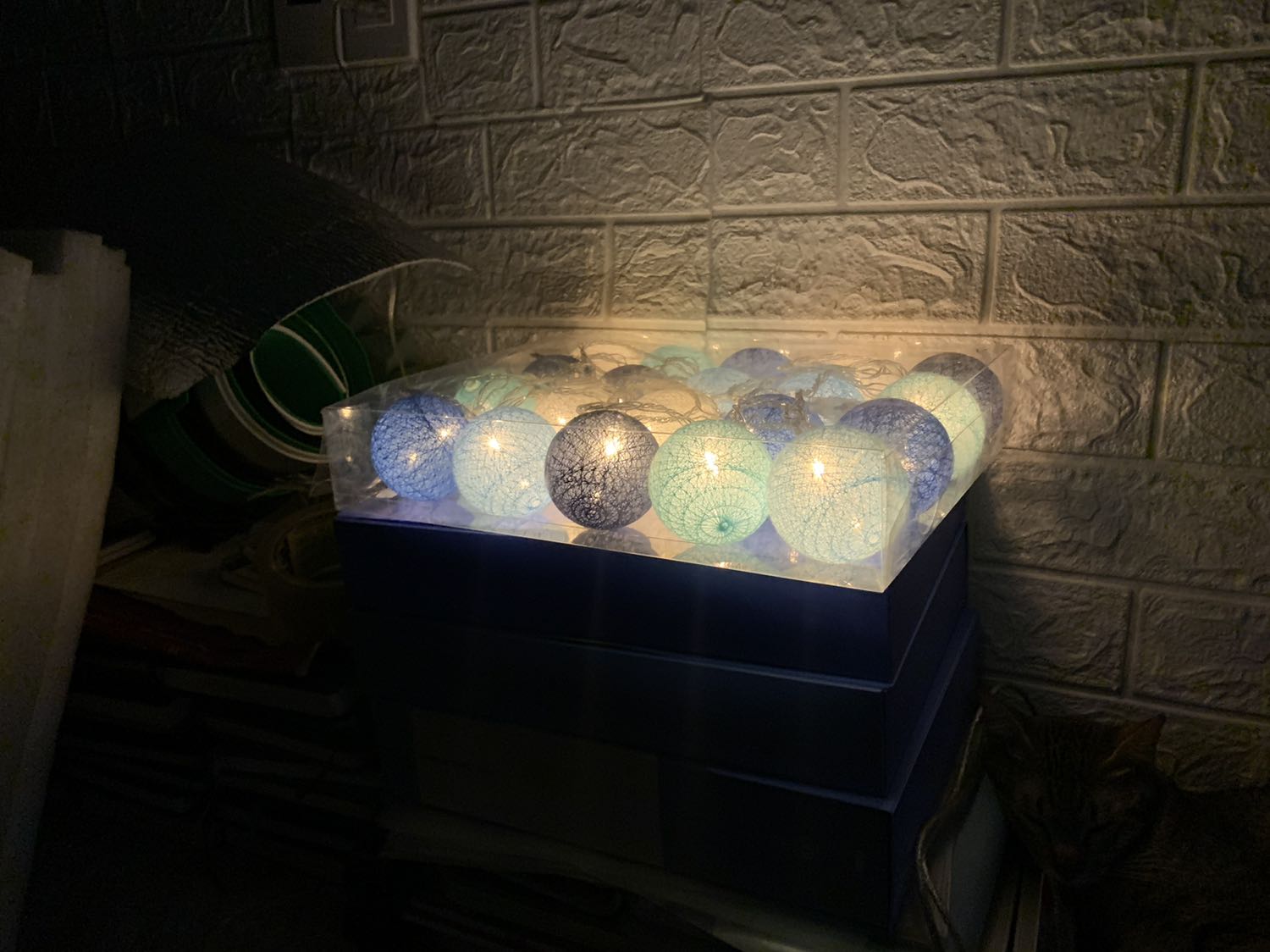 Mình mua đèn rèm với đèn cầu luôn. Đẹp lắm nhé. Chỉ có điều có thể bị đứt chì trong quá trình vận chuyển thì ai bị, chạy ra tiệm điện chấm chì là dùng được bình thường nhé.