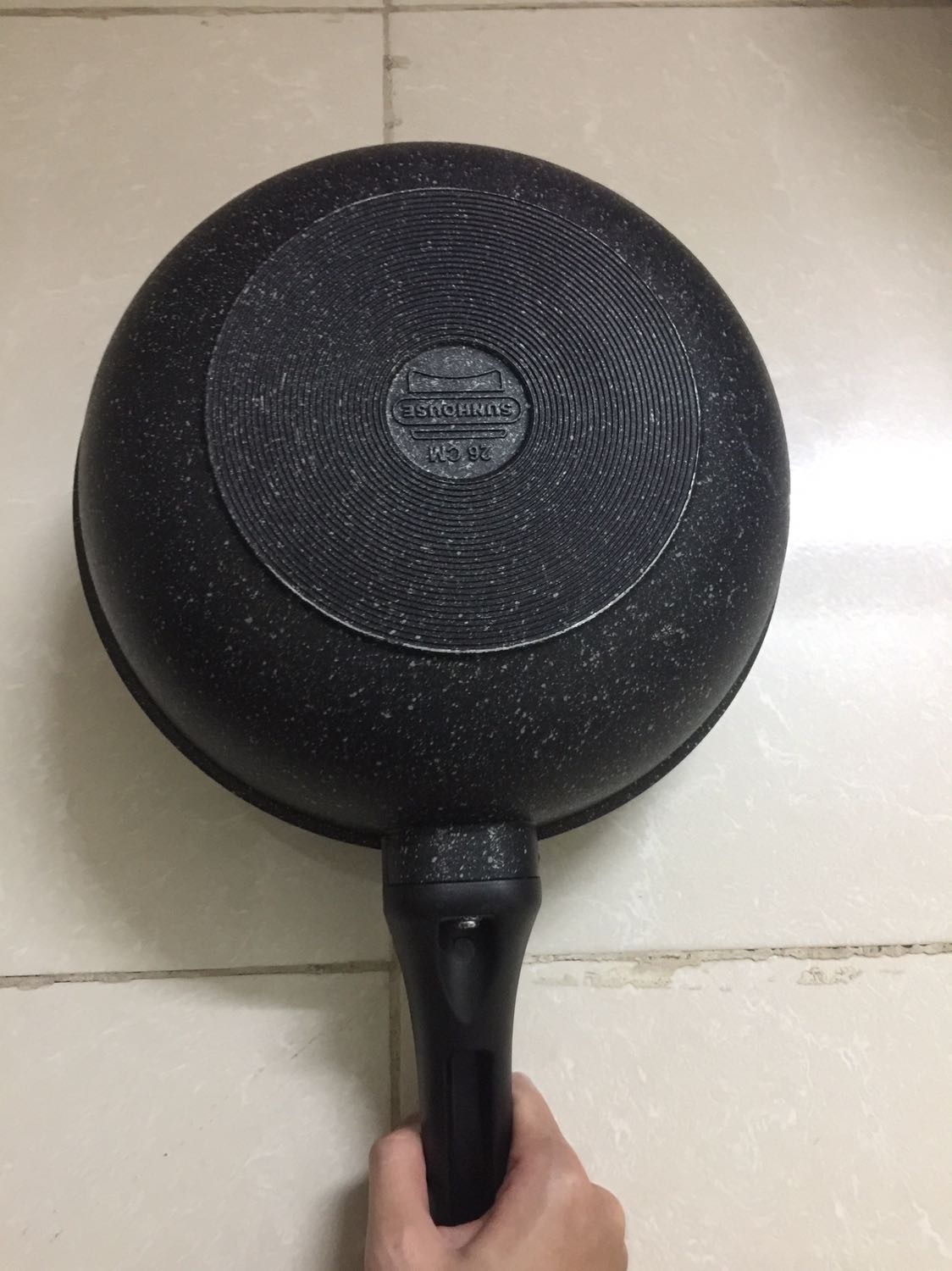 Không hiểu Tiki làm ăn kiểu gì hình ảnh bán hàng đăng một kiểu hàng về ra một kiểu hoàn toàn khác ca so với ảnh. Chảo thậm chí còn không phải đáy từ, bếp từ không nhận được. Mình đã gọi lên tổng đài báo cáo về việc đưa hàng không đúng với hàng đăng bán nhưng tiki vẫn nằng nặc khẳng định là do nồi từ dung tích nhỏ hơn chảo nên từ không nhận được. Thực sự khó hiểu =)))) Đưa cái ảnh này lên thì đủ biết ai đúng ai sai rồi đúng không Tiki???