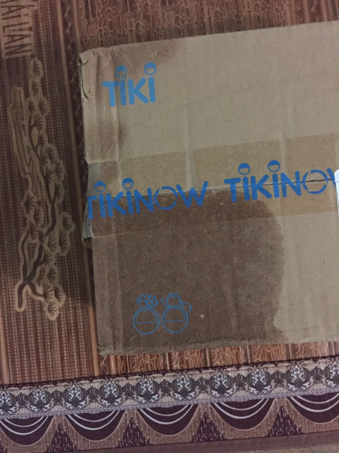 Mong tiki lần sau đóng gói hàng nên cho sách vào trong cái nilong rồi mới cho vào hộp, tránh ướt mưa ntn. Nhân viên giao hàng thái độ rất khó chịu, t2 giao mh k nhận đc  nên mh hẹn t3, cái này đó tiki dự kiến t6. N khi mh nói " a chu y lần sau đừng làm ướt bọc hàng" thì nói "ai bảo lưu kho làm ci, khi gọi nhận liền đi". Lưu kho là có quyền làm ướt bọc hàng của khách hàng ừ. Mong tiki chú ý lần sau ạ